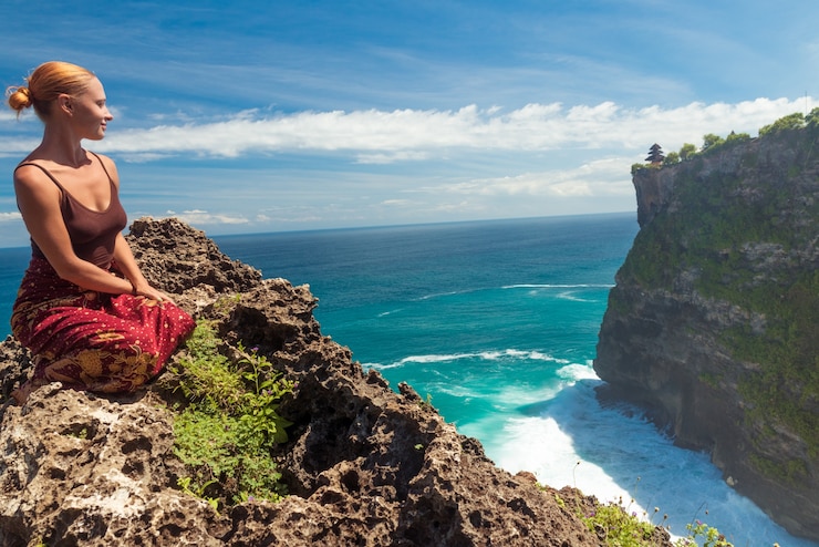 Photo gratuit touriste heureux près d&#39;uluwatu
