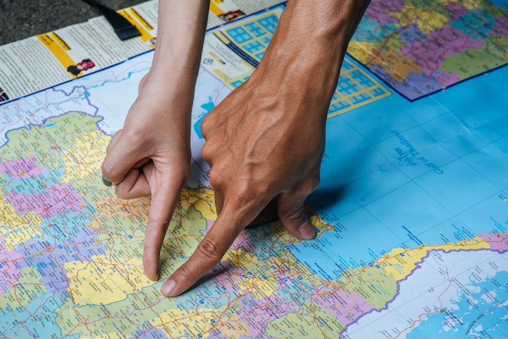 Photo gratuit le touriste a pointé du doigt la carte.