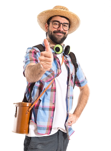 Touriste avec le pouce vers le haut