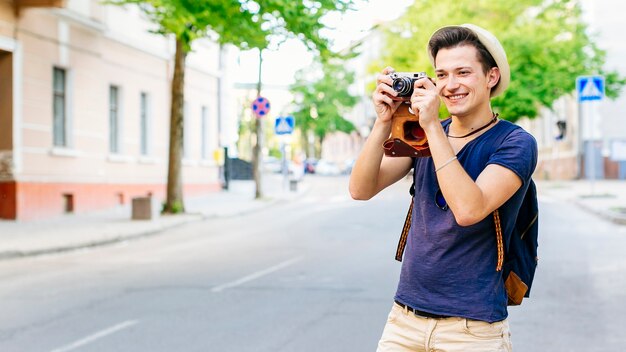 Touriste prenant une photo dans la ville