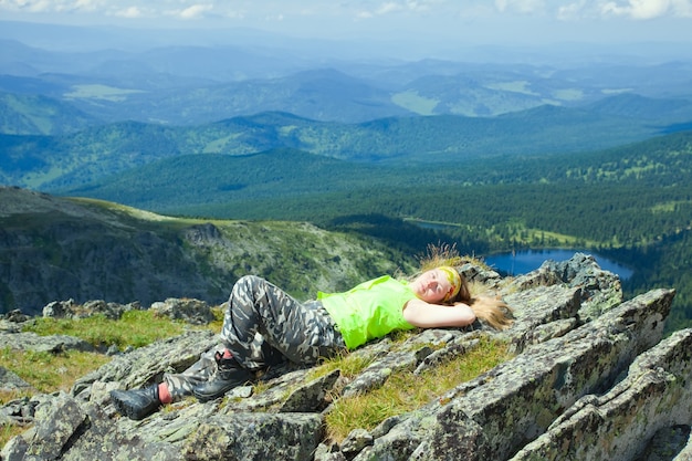 Touriste reposant au sommet de la montagne