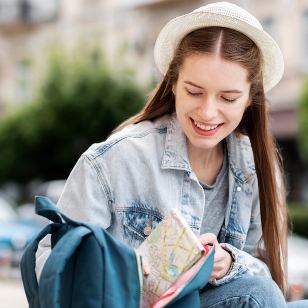 Touriste souriant dans la ville portant un chapeau