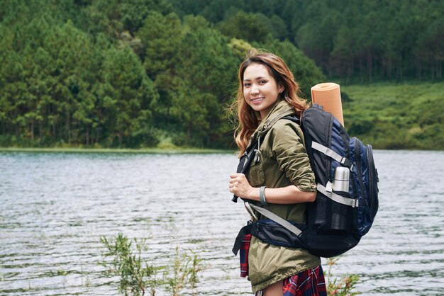 Touriste souriant