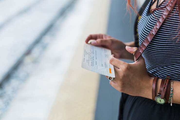 Photo gratuit touriste en train d'attendre le train