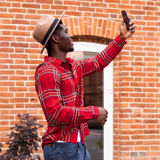 Touriste vue latérale prenant un selfie