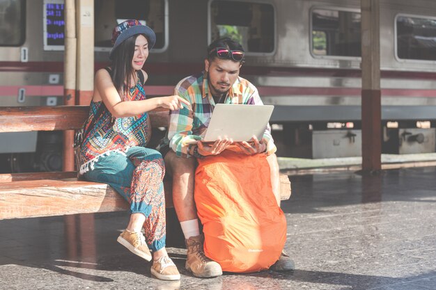 Touristes, couples cherchant des tablettes pour trouver des attractions.