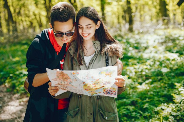 touristes dans une forêt