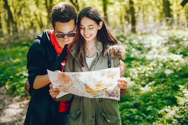 touristes dans une forêt