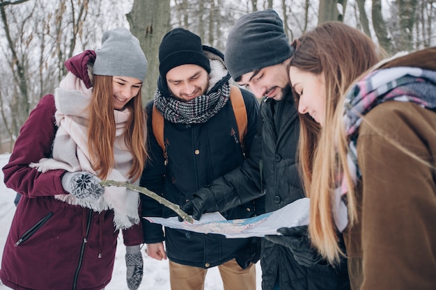 Photo gratuite touristes dans la nature