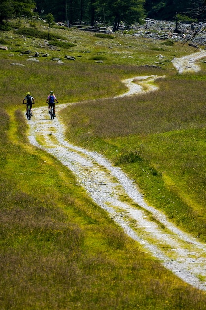 Touristes Faisant Du Vélo Dans Un Pré Avec Un Beau Paysage