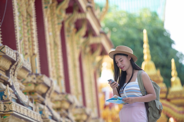 Touristes femmes prennent des photos avec les téléphones mobiles