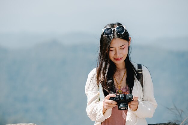 Touristes femmes qui prennent des photos de l&#39;atmosphère