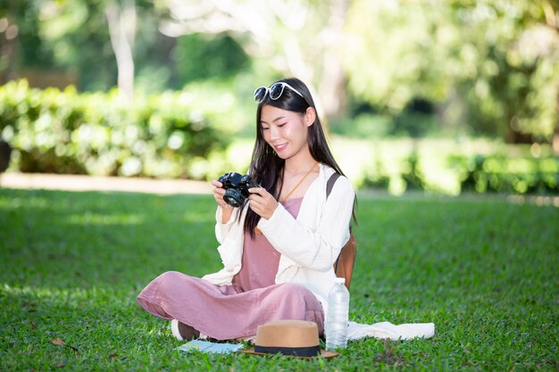 Touristes femmes qui prennent des photos de l&#39;atmosphère