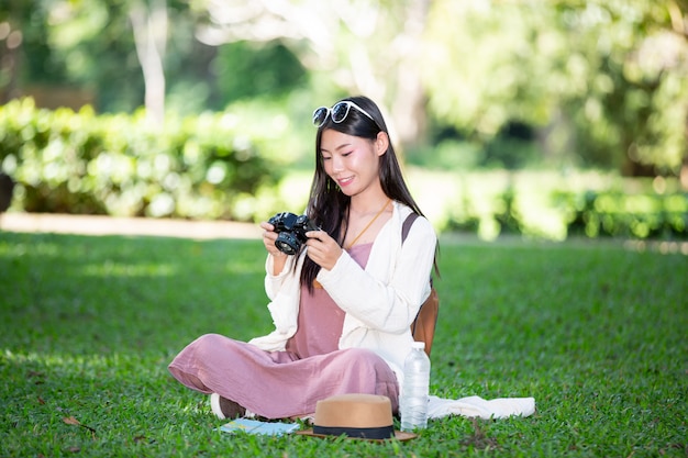 Touristes femmes qui prennent des photos de l&#39;atmosphère