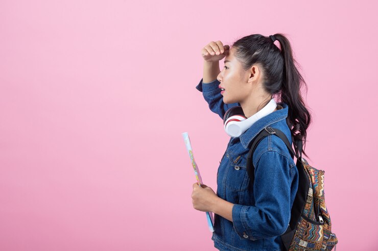 Photo gratuit touristes femmes en studio sur fond rose.