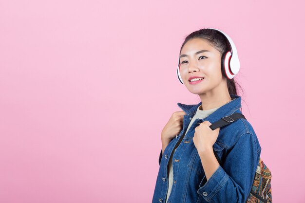 Touristes femmes en studio sur fond rose.