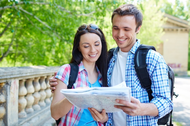 Les touristes en quête de la route sur une carte