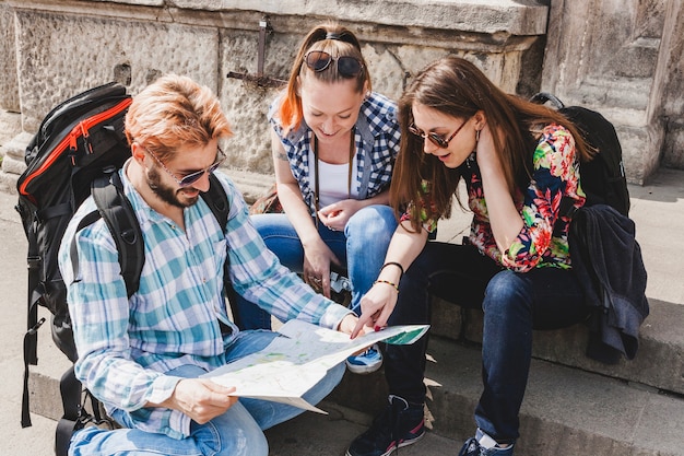 Les touristes de la ville regardent la carte