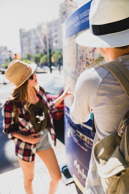 Les touristes de la ville regardent la carte