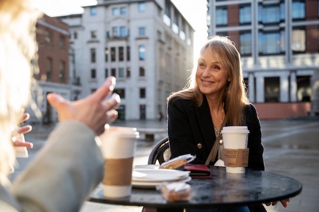 Photo gratuite touristes visitant la ville et buvant du café