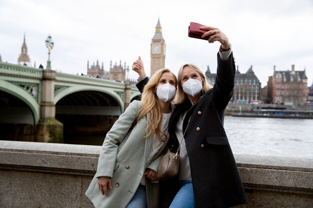 Touristes visitant la ville et portant un masque de voyage