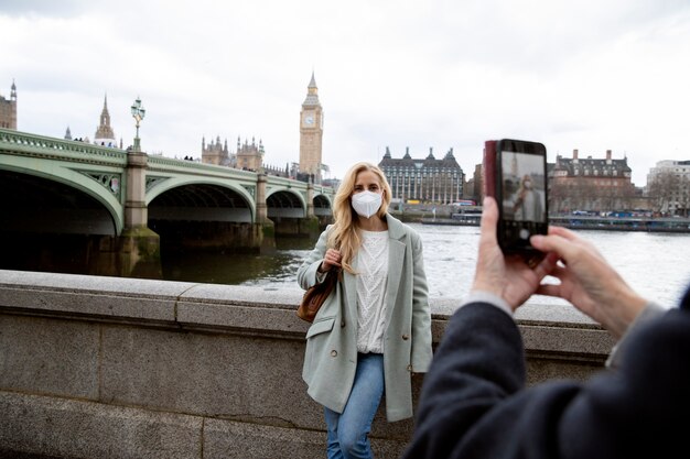 Touristes visitant la ville et portant un masque de voyage