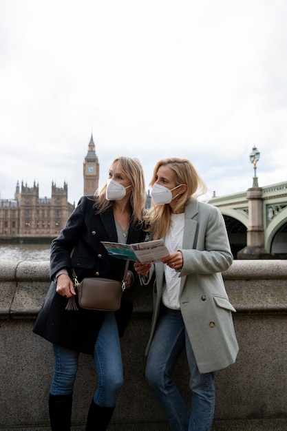 Touristes visitant la ville et portant un masque de voyage