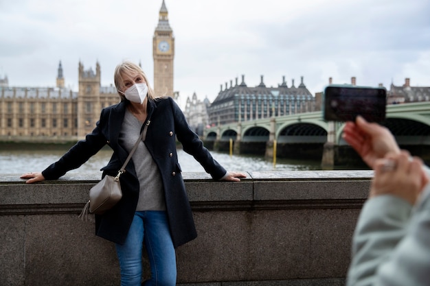 Touristes visitant la ville et portant un masque de voyage