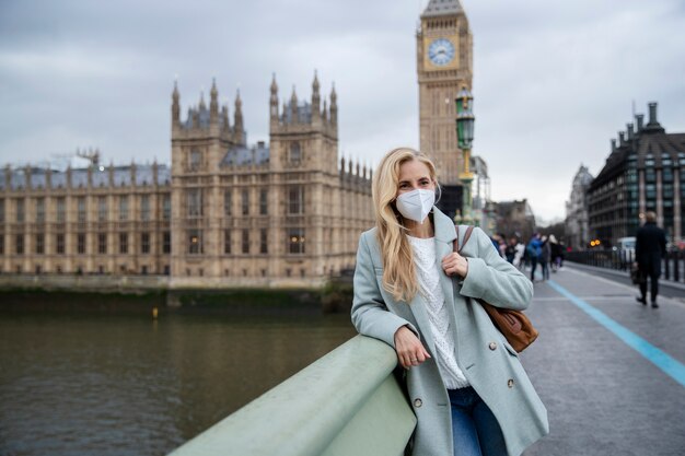 Touristes visitant la ville et portant un masque de voyage