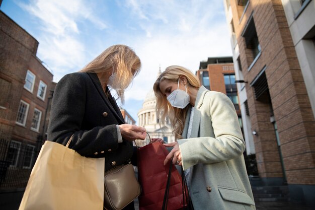 Touristes visitant la ville et portant un masque de voyage