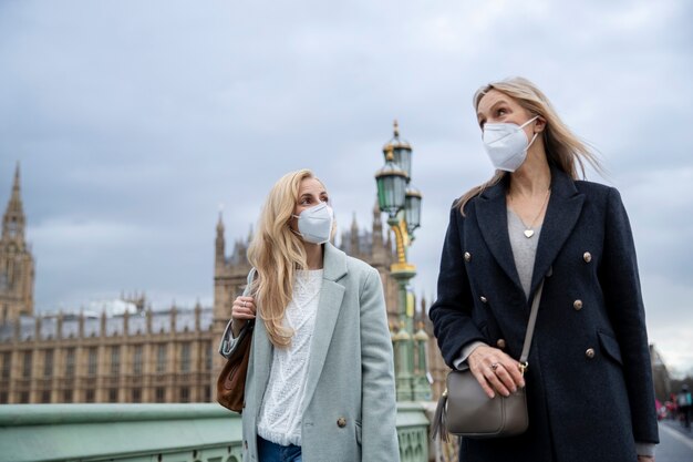 Touristes visitant la ville et portant un masque de voyage