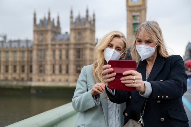 Touristes visitant la ville et portant un masque de voyage