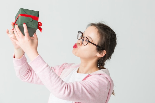 Tourné dans le studio de la jeune femme asiatique avec un cadeau de Noël