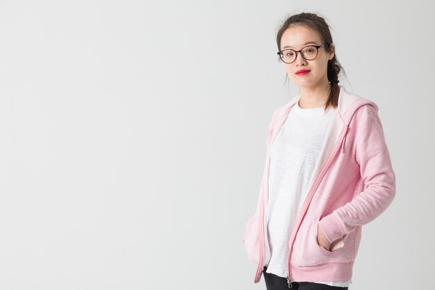 Tourné dans le studio de jeunes femmes asiatiques