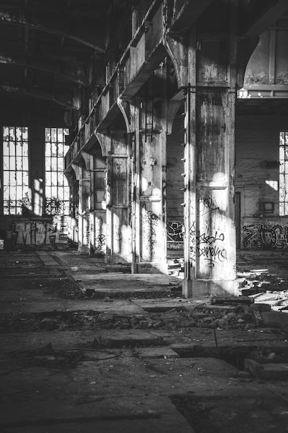 Photo gratuite tourné à l'intérieur d'une ancienne installation abandonnée dans une ville de banlieue