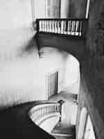 Photo gratuite tourné en niveaux de gris des escaliers et des halls du palais de l'alhambra à grenade, espagne