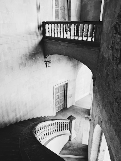Tourné en niveaux de gris des escaliers et des halls du palais de l'Alhambra à Grenade, Espagne