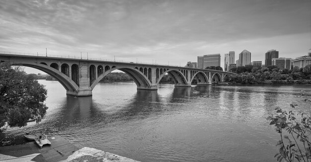 Tourné en niveaux de gris de Key Bridge à Washington, USA