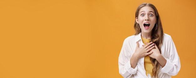 Tourné à La Taille D'une Femme Européenne Expressive Heureuse Et Excitée En Chemisier Sur Un T-shirt Haletant F