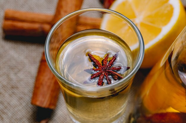 Tourné avec de la teinture avec de l'anis cannelle boisson écorce de citron vue latérale