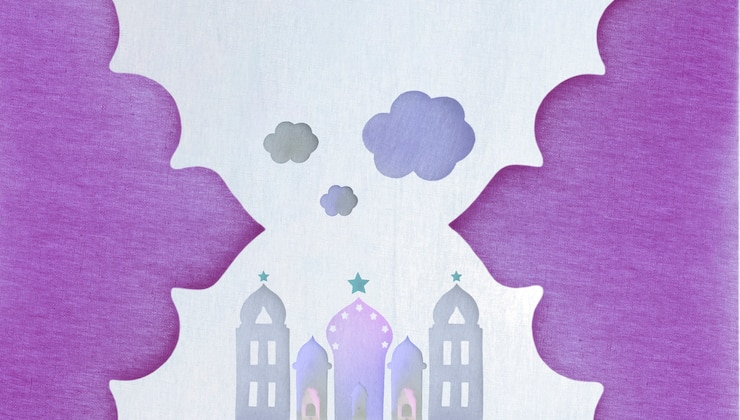 Photo gratuit tours de papier sur fond blanc et violet
