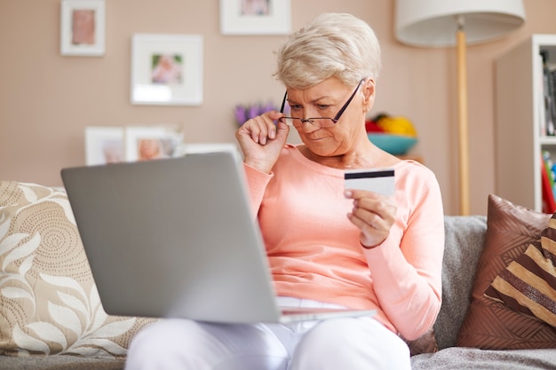 À tout âge, vous pouvez payer vos achats par carte de crédit