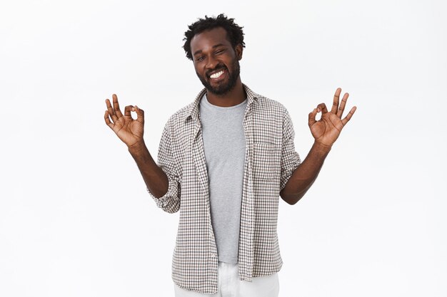 Tout est cool. Chill et détendu, insouciant homme barbu afro-américain en tenue décontractée