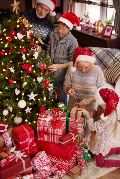 Toute la famille autour de l'arbre de Noël