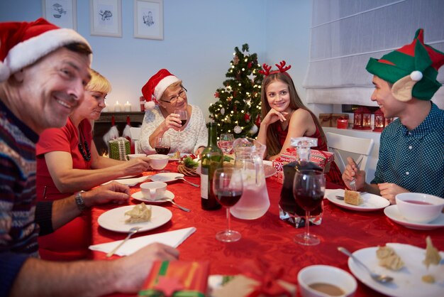 Toute la famille célébrant la veille de Noël