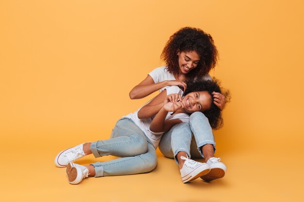 Toute la longueur de deux soeurs africaines gaies