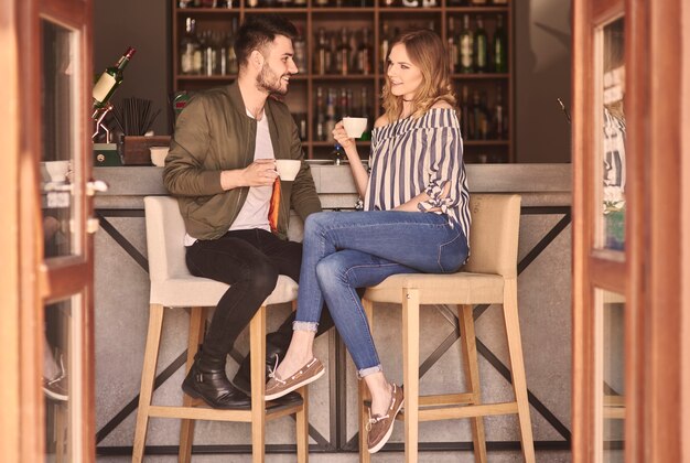 Toute la longueur du couple au comptoir du bar