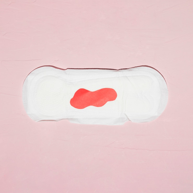 Photo gratuit towel hygiénique en vue supérieure avec du papier rouge