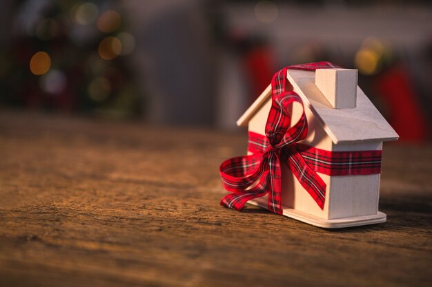 Toy maison avec un arc rouge