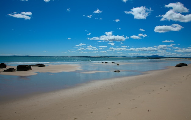 Photo gratuite traces de pas dans le sable